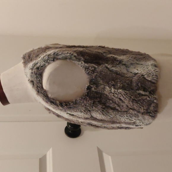 Cat & Jack Faux fur XS 4/5 gray vest - Picture 2 of 8